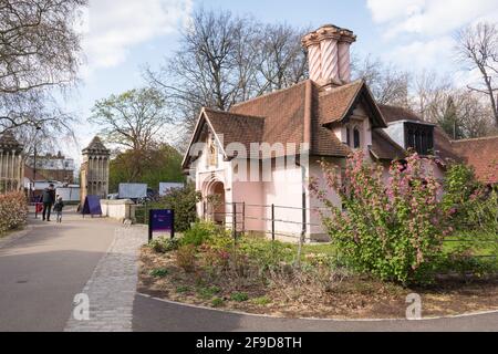 Die Gothic Lodge am Eingang zum Fulham Palace - das historische Haus und die Gärten des Bishop of London auf der Bishop's Avenue, Fulham, London, SW6, UK Stockfoto