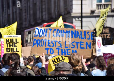 London, Großbritannien. April 2021. Ein Protestler hält ein Plakat, auf dem steht, dass die Proteste nicht kriminalisiert werden, hören Sie sich diese während des Protestes zum Töten des Gesetzentwurfs im Zentrum von London an.erneut marschierten Massen aus Protest gegen das Gesetz über Polizei, Verbrechen, Verurteilung und Gerichte. (Foto: Vuk Valcic/SOPA Images/Sipa USA) Quelle: SIPA USA/Alamy Live News Stockfoto