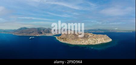 Blick auf die Insel Monemvasia, die durch einen kurzen Damm mit dem Festland verbunden ist, in Lakonia auf dem Peloponnes, Griechenland Stockfoto