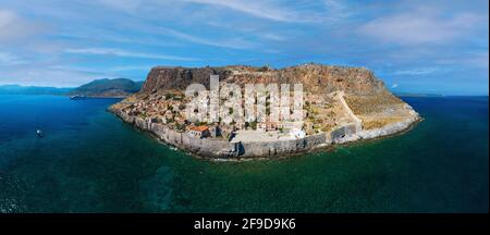 Luftaufnahme der mittelalterlichen Stadt Monemvasia auf einer kleinen Insel in Lakonia auf dem Peloponnes, Griechenland Stockfoto