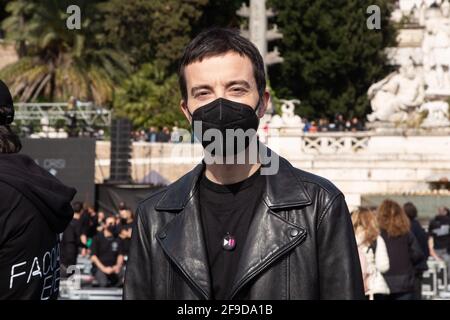 Rom, Italien. April 2021. Die italienische Sängerin Diodato während der Aufführung auf der Piazza del Popolo in Rom, die von der Bewegung „Bauli in Piazza“ organisiert wurde, an der Hunderte von Arbeitern aus der italienischen Unterhaltungswelt teilnahmen. Die Sängerinnen Emma Marrone, Alessandra Amoroso und Fiorella Mannoia sowie die Sänger Giuliano Sangiorgi, Daniele Silvestri und Max Gazzè nahmen ebenfalls Teil. (Foto von Matteo Nardone/Pacific Press) Quelle: Pacific Press Media Production Corp./Alamy Live News Stockfoto