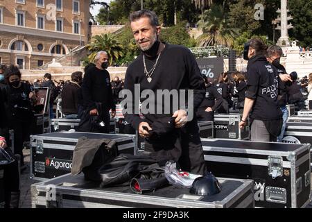 Rom, Italien. April 2021. Der italienische Sänger Daniele Silvestriwährend der Aufführung auf der Piazza del Popolo in Rom, die von der Bewegung „Bauli in Piazza“ organisiert wurde, an der Hunderte von Arbeitern aus der italienischen Unterhaltungswelt teilnahmen. Die Sängerinnen Emma Marrone, Alessandra Amoroso und Fiorella Mannoia sowie die Sänger Giuliano Sangiorgi, Daniele Silvestri und Max Gazzè nahmen ebenfalls Teil. (Foto von Matteo Nardone/Pacific Press) Quelle: Pacific Press Media Production Corp./Alamy Live News Stockfoto
