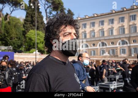 Rom, Italien. April 2021. Der italienische Sänger Max Gazzèduring die Aufführung auf der Piazza del Popolo in Rom, organisiert von der Bewegung "Bauli in Piazza", an der Hunderte von Arbeitern aus der italienischen Unterhaltungswelt teilnahmen. Die Sängerinnen Emma Marrone, Alessandra Amoroso und Fiorella Mannoia sowie die Sänger Giuliano Sangiorgi, Daniele Silvestri und Max Gazzè nahmen ebenfalls Teil. (Foto von Matteo Nardone/Pacific Press) Quelle: Pacific Press Media Production Corp./Alamy Live News Stockfoto