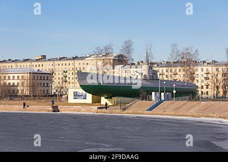 Das Museum (auf dem Schild auf russisch) 'Narodovolets D-2 Submarine' Russische Föderation, Sankt Petersburg, 11. April 2021 das Heck des U-Bootes. Stockfoto