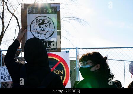 Brooklyn Center, USA. April 2021. Demonstranten versammelten sich am 16. April 2021 vor dem Polizeidezernat des Brooklyn Centers im Brooklyn Center, MN. Dies war der sechste Tag in Folge von Demonstrationen nach der Tötung des 20-jährigen Daunte Wright durch den ehemaligen Offizier Kim Potter. (Foto von Dominick Sokotoff/Sipa USA) Quelle: SIPA USA/Alamy Live News Stockfoto