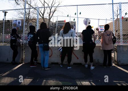 Brooklyn Center, USA. April 2021. Demonstranten versammelten sich am 16. April 2021 vor dem Polizeidezernat des Brooklyn Centers im Brooklyn Center, MN. Dies war der sechste Tag in Folge von Demonstrationen nach der Tötung des 20-jährigen Daunte Wright durch den ehemaligen Offizier Kim Potter. (Foto von Dominick Sokotoff/Sipa USA) Quelle: SIPA USA/Alamy Live News Stockfoto