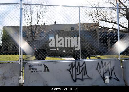 Brooklyn Center, USA. April 2021. Demonstranten versammelten sich am 16. April 2021 vor dem Polizeidezernat des Brooklyn Centers im Brooklyn Center, MN. Dies war der sechste Tag in Folge von Demonstrationen nach der Tötung des 20-jährigen Daunte Wright durch den ehemaligen Offizier Kim Potter. (Foto von Dominick Sokotoff/Sipa USA) Quelle: SIPA USA/Alamy Live News Stockfoto