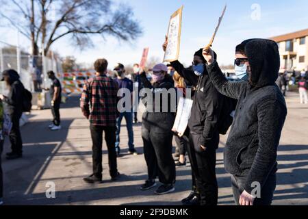 Brooklyn Center, USA. April 2021. Demonstranten versammelten sich am 16. April 2021 vor dem Polizeidezernat des Brooklyn Centers im Brooklyn Center, MN. Dies war der sechste Tag in Folge von Demonstrationen nach der Tötung des 20-jährigen Daunte Wright durch den ehemaligen Offizier Kim Potter. (Foto von Dominick Sokotoff/Sipa USA) Quelle: SIPA USA/Alamy Live News Stockfoto