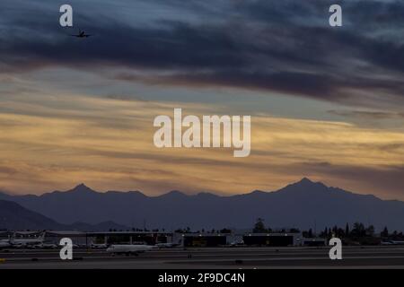 Silhouette der Landebahn Zeichen während des Sonnenuntergangs der Himmel roten Wolken Der Flughafen beim Start des Flugzeugs Stockfoto