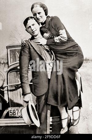 1934 , Arkansas , USA : die berühmten Gangsterne BONNIE PARKER ( 1910 - 1934 ) und CLYDE BARROW ( 1909 - 1934 ). Entgegen der landläufigen Meinung haben die beiden nie geheiratet. Sie waren in einer langjährigen Beziehung. Vor einem Ford V8-Automobil von 1932 posiert, wo Bonnie und Clyde am 23. Mai 1934 starben. Unbekannter Fotograf. - OUTLAWS - KILLER - ASSASSINO - delinquente - criminalità organizzata - GANGSTERN - Bos - CRONAKA NERA - CRIMINALE - Auto - Automobil - Hut - cappello --- Archivio GBB Stockfoto