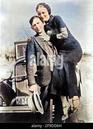 1934 , Arkansas , USA : die berühmten Gangsterne BONNIE PARKER ( 1910 - 1934 ) und CLYDE BARROW ( 1909 - 1934 ). Entgegen der landläufigen Meinung haben die beiden nie geheiratet. Sie waren in einer langjährigen Beziehung. Vor einem Ford V8-Automobil von 1932 posiert, wo Bonnie und Clyde am 23. Mai 1934 starben. Unbekannter Fotograf. DIGITAL EINGEFÄRBT . - OUTLAWS - KILLER - ASSASSINO - delinquente - criminalità organizzata - GANGSTERN - Bos - CRONAKA NERA - CRIMINALE - Auto - Automobil - Hut - cappello --- Archivio GBB Stockfoto