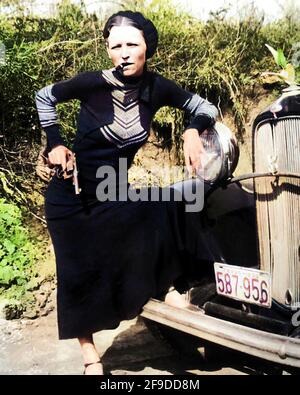 1934, Arkansas, USA: BONNIE mit Revolver raucht eine Zigarre. Des berühmten Gangsterpaares BONNIE PARKER ( 1910 - 1934 ) und CLYDE BARROW ( 1909 - 1934 ). Entgegen der landläufigen Meinung haben die beiden nie geheiratet. Sie waren in einer langjährigen Beziehung. Vor einem Ford V8-Automobil von 1932 posiert, wo Bonnie und Clyde am 23. Mai 1934 starben. Unbekannter Fotograf. DIGITAL EINGEFÄRBT .- GESETZLOS - MÖRDER - ASSASSINO - delinquente - criminalità organizzata - GANGSTERN - Bos - CRONAKA NERA - CRIMINALE - Auto - Automobil - Hut - cappello - sigaro - fumo - Rauch - fumatore - Stockfoto