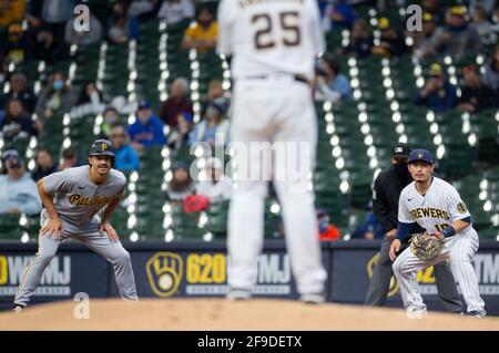 Milwaukee, WI, USA. April 2021. Milwaukee Brewers erster Baseman Keston Hiura #18 hält sich im ersten Inning des Major League Baseballspiels zwischen den Milwaukee Brewers und den Pittsburgh Pirates auf dem American Family Field in Milwaukee, WI, gegen den Läufer Pittsburgh Pirates Bryan Reynolds #10. John Fisher/CSM/Alamy Live News Stockfoto