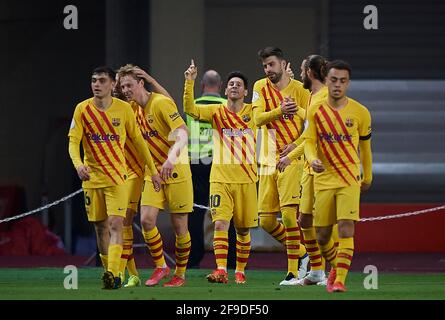 Sevilla, Spanien. April 2021. Die Spieler von Barcelona feiern am 17. April 2021 in Sevilla, Spanien, ein Tor im Finale des spanischen Königspokals 2020-21 zwischen Athletic Bilbao und dem FC Barcelona. Quelle: Pablo Morano/Xinhua/Alamy Live News Stockfoto