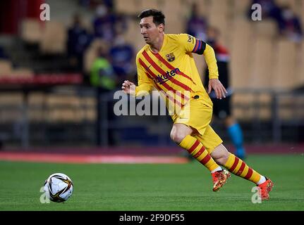 Sevilla, Spanien. April 2021. Lionel Messi vom FC Barcelona tritt am 17. April 2021 im spanischen Sevilla im Finale des Spanischen Königspokals 2020-21 zwischen Athletic Bilbao und dem FC Barcelona an. Quelle: Pablo Morano/Xinhua/Alamy Live News Stockfoto