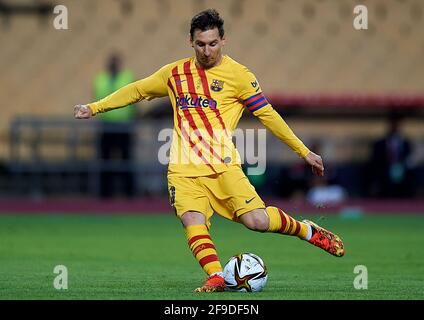 Sevilla, Spanien. April 2021. Lionel Messi vom FC Barcelona tritt am 17. April 2021 im spanischen Sevilla im Finale des Spanischen Königspokals 2020-21 zwischen Athletic Bilbao und dem FC Barcelona an. Quelle: Pablo Morano/Xinhua/Alamy Live News Stockfoto