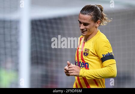 Sevilla, Spanien. April 2021. Antoine Griezmann vom FC Barcelona reagiert auf das Spiel des spanischen King's Cup 2020-21 zwischen Athletic Bilbao und dem FC Barcelona am 17. April 2021 in Sevilla, Spanien. Quelle: Pablo Morano/Xinhua/Alamy Live News Stockfoto