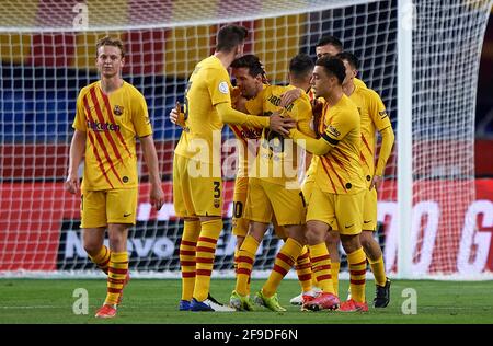 Sevilla, Spanien. April 2021. Die Spieler von Barcelona feiern am 17. April 2021 in Sevilla, Spanien, ein Tor im Finale des spanischen Königspokals 2020-21 zwischen Athletic Bilbao und dem FC Barcelona. Quelle: Pablo Morano/Xinhua/Alamy Live News Stockfoto