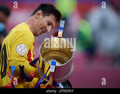 Sevilla, Spanien. April 2021. Lionel Messi vom FC Barcelona blickt auf die Trophäe nach dem Spiel des spanischen Königspokals 2020-21 zwischen Athletic Bilbao und dem FC Barcelona am 17. April 2021 in Sevilla, Spanien. Quelle: Pablo Morano/Xinhua/Alamy Live News Stockfoto