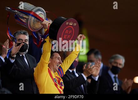 Sevilla, Spanien. April 2021. Lionel Messi vom FC Barcelona hält die Trophäe nach dem Spiel des spanischen Königspokals 2020-21 zwischen Athletic Bilbao und dem FC Barcelona am 17. April 2021 in Sevilla, Spanien. Quelle: Pablo Morano/Xinhua/Alamy Live News Stockfoto