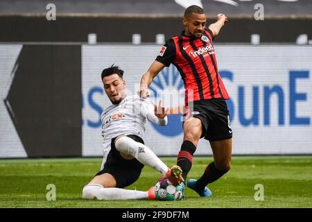 Mönchengladbach, Deutschland. April 2021. Ramy Bennebaini (L) aus Mönchengladbach steht bei einem Bundesliga-Spiel zwischen Borussia Mönchengladbach und Eintracht Frankfurt am 17. April 2021 mit dem Frankfurter Djibril Sow in Mönchengladbach auf dem Spiel. Quelle: Ulrich Hufnagel/Xinhua/Alamy Live News Stockfoto