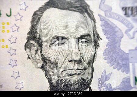 Abraham Lincoln Portrait auf der Banknote von 5 Dollar, Hintergrund von fünf amerikanischen Dollar, selektiver Fokus, vereinigte Staaten Stockfoto