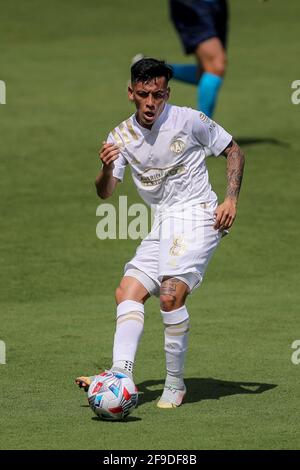 Orlando, Florida, USA. 17. April 2021: Der Mittelfeldspieler EZEQUIEL BARCO (8) von Atlanta United setzt beim Spiel Orlando City gegen Atlanta United am 17. April 2021 im Exploria Stadium in Orlando, FL, einen Pass ein. Quelle: Cory Knowlton/ZUMA Wire/Alamy Live News Stockfoto