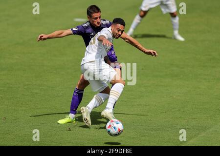 Orlando, Florida, USA. 17. April 2021: JAKE MULRANEY (23) von Atlanta United kämpft während des Spiels Orlando City gegen Atlanta United am 17. April 2021 im Exploria Stadium in Orlando, FL, um den Ball gegen RODRIGO SCHLEGEL (15) von Orlando City gegen Atlanta United. Quelle: Cory Knowlton/ZUMA Wire/Alamy Live News Stockfoto