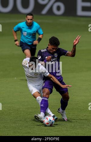 Orlando, Florida, USA. 17. April 2021: Der Mittelfeldspieler Junior URSO (11) von Orlando City SC kämpft während des Spiels Orlando City gegen Atlanta United am 17. April 2021 im Exploria Stadium in Orlando, FL, um den Ball gegen den Mittelfeldspieler MARCELINO MORENO (10) von Atlanta United. Quelle: Cory Knowlton/ZUMA Wire/Alamy Live News Stockfoto