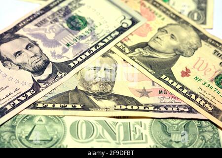 Amerikanischer Geldhintergrund, amerikanische Dollar-Rechnung von 1, 5, 10 und 50 Dollar, selektiver Fokus der verschiedenen Banknoten Stockfoto