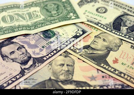 Amerikanischer Geldhintergrund, amerikanische Dollar-Rechnung von 1, 5, 10 und 50 Dollar, selektiver Fokus der verschiedenen Banknoten Stockfoto