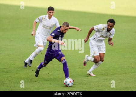 Orlando, Florida, USA. 17. April 2021: Orlando City SC Stürmer SILVESTER VAN DE WATER (14) treibt den Ball beim Spiel Orlando City gegen Atlanta United am 17. April 2021 im Exploria Stadium in Orlando, FL. Quelle: Cory Knowlton/ZUMA Wire/Alamy Live News Stockfoto