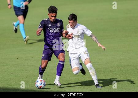 Orlando, Florida, USA. 17. April 2021: Der Mittelfeldspieler Junior URSO (11) von Orlando City SC kämpft während des Spiels Orlando City gegen Atlanta United am 17. April 2021 im Exploria Stadium in Orlando, FL, um den Ball gegen den Mittelfeldspieler FRANCO IBARRA (14) von Atlanta United. Quelle: Cory Knowlton/ZUMA Wire/Alamy Live News Stockfoto