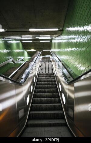 Eine vertikale Aufnahme einer leeren Rolltreppe in einer U-Bahn In Deutschland Stockfoto