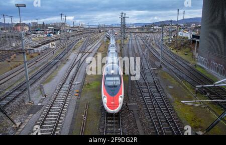 Draufsicht auf einen Zug, der in einem städtischen Evnironment auf die Kamera zukommt Stockfoto