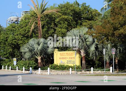 Schild mit Blick auf die Straße auf das Rusty Pelican Restaurant, Rickenbacker Marina und Bootswerft und Whiskey Joe's Bar. Stockfoto