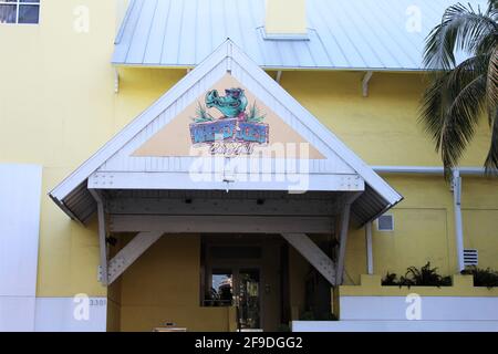 Nahaufnahme des Whiskey Joe's Bar and Grill Restaurants in Key Biscayne, Florida. Neben der Rickenbacker Marina. Stockfoto