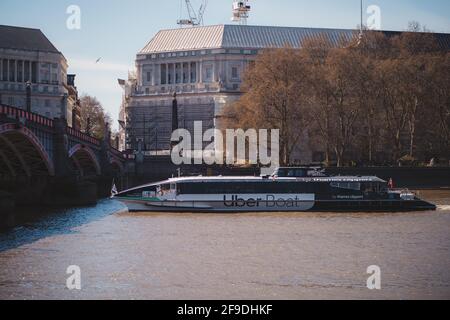 Westminster, London - 2021.04.17: Uber Boat Clippers auf der Themse funktioniert nach der Coronavirus-Sperre wieder Stockfoto