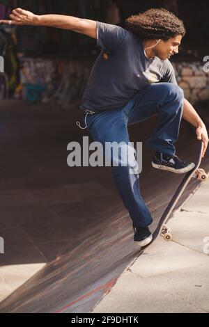 Southbank, London - 2021.04.17: Skater beim Skate Space in Southbank Stockfoto