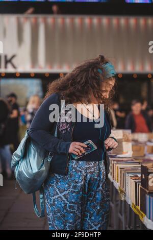 Southbank, London - 2021.04.17: Junge Dame kauft Bücher auf dem Southbank Centre Book Market Stockfoto