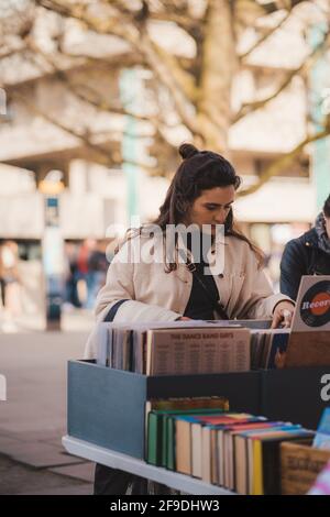 Southbank, London - 2021.04.17: Junge Dame kauft Bücher auf dem Southbank Centre Book Market Stockfoto