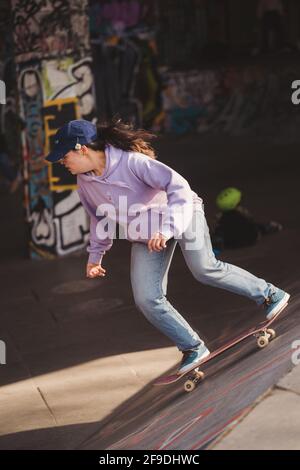 Southbank, London - 2021.04.17: Junge Skaterin spielt Tricks im Southbank Skate Space Stockfoto