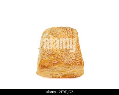 Thunfisch-Pie, eine Nahaufnahme der hausgemachten knusprigen Thunfisch-Blätterteig-Bäckerei, isoliert auf weißem Hintergrund. Stockfoto