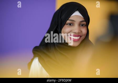 muslimische Frau mit einem schönen Lächeln in einer Hijab-Pose Im Studio Stockfoto