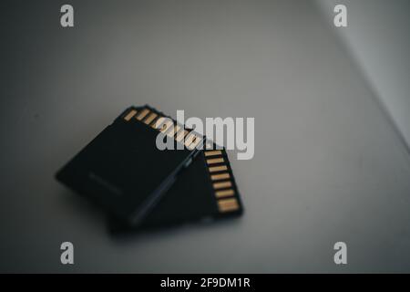 Eine Nahaufnahme des Rückens Teile zwei schwarze SD Speicherkarten auf grauem Hintergrund Stockfoto