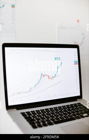 bitcoin-Preisgraph Datentrend auf Laptop-Bildschirm Stockfoto