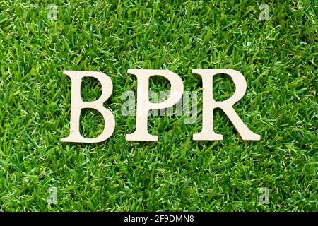 Buchstabe im Wort BPR (Abkürzung für Business Process Reengineering oder Batch Processing Record) Auf grünem Gras Hintergrund Stockfoto