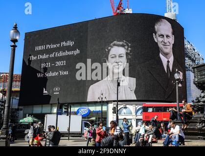 London, Großbritannien. April 2021. Am Tag seiner Beerdigung werden auf den Bildschirmen des Piccadilly Circus Ehrungen von Prinz Philip gezeigt. (Foto von Brett Cove/SOPA Images/Sipa USA) Quelle: SIPA USA/Alamy Live News Stockfoto