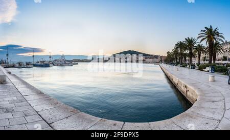 Nahaufnahme eines schönen Pools in der Nähe der Meereslandschaft im Hintergrund des Himmels in Split, Kroatien Stockfoto