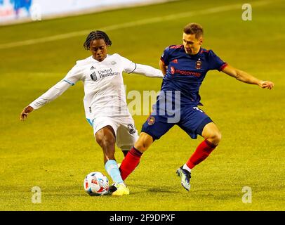 Chicago, USA, 17. April 2021. Major League Soccer (MLS) New England Revolution Verteidiger DeJuan Jones (24) kämpft für den Ball gegen den Chicago Fire FC Mittelfeldspieler Przemyslaw Frankowski (11) im Soldier Field in Chicago, IL, USA. Spiel endete 2-2. Kredit: Tony Gadomski / All Sport Imaging / Alamy Live Nachrichten Stockfoto